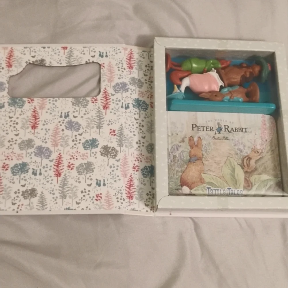 New Peter Rabbit figurines and a storybook - Picture 3 of 3